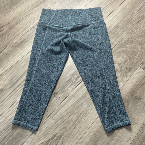 Athleta Pants - Athleta Salutation Stash Pockets 7/8 Textured Tights Leggings Navy Stripe Gym 1X